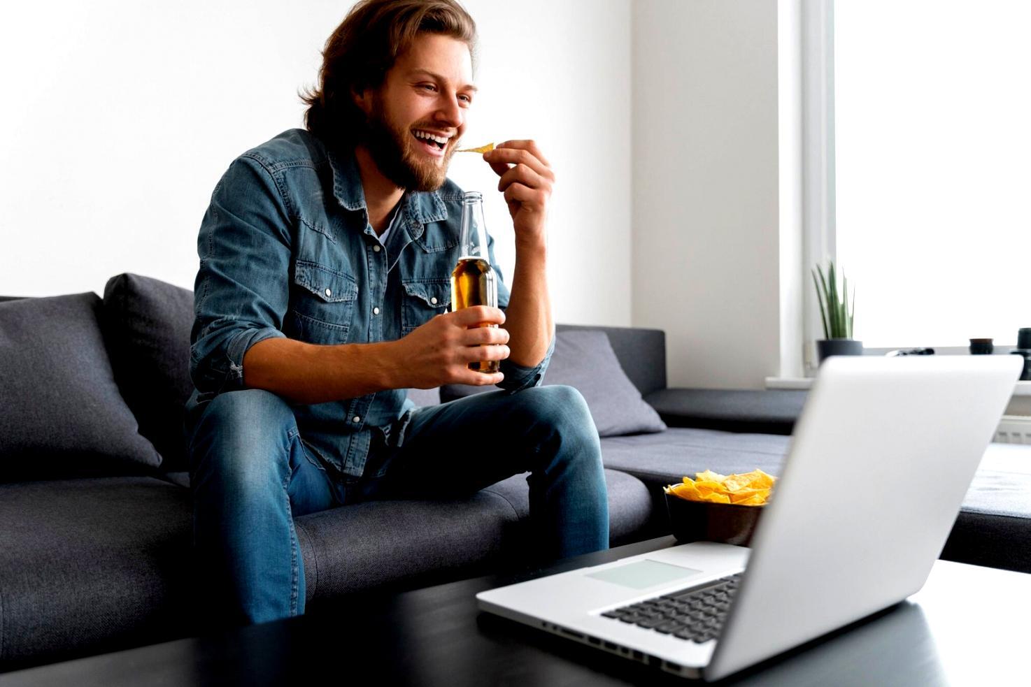 Arbeitsplatz mit Laptop und Finanzunterlagen für das Selbststudium