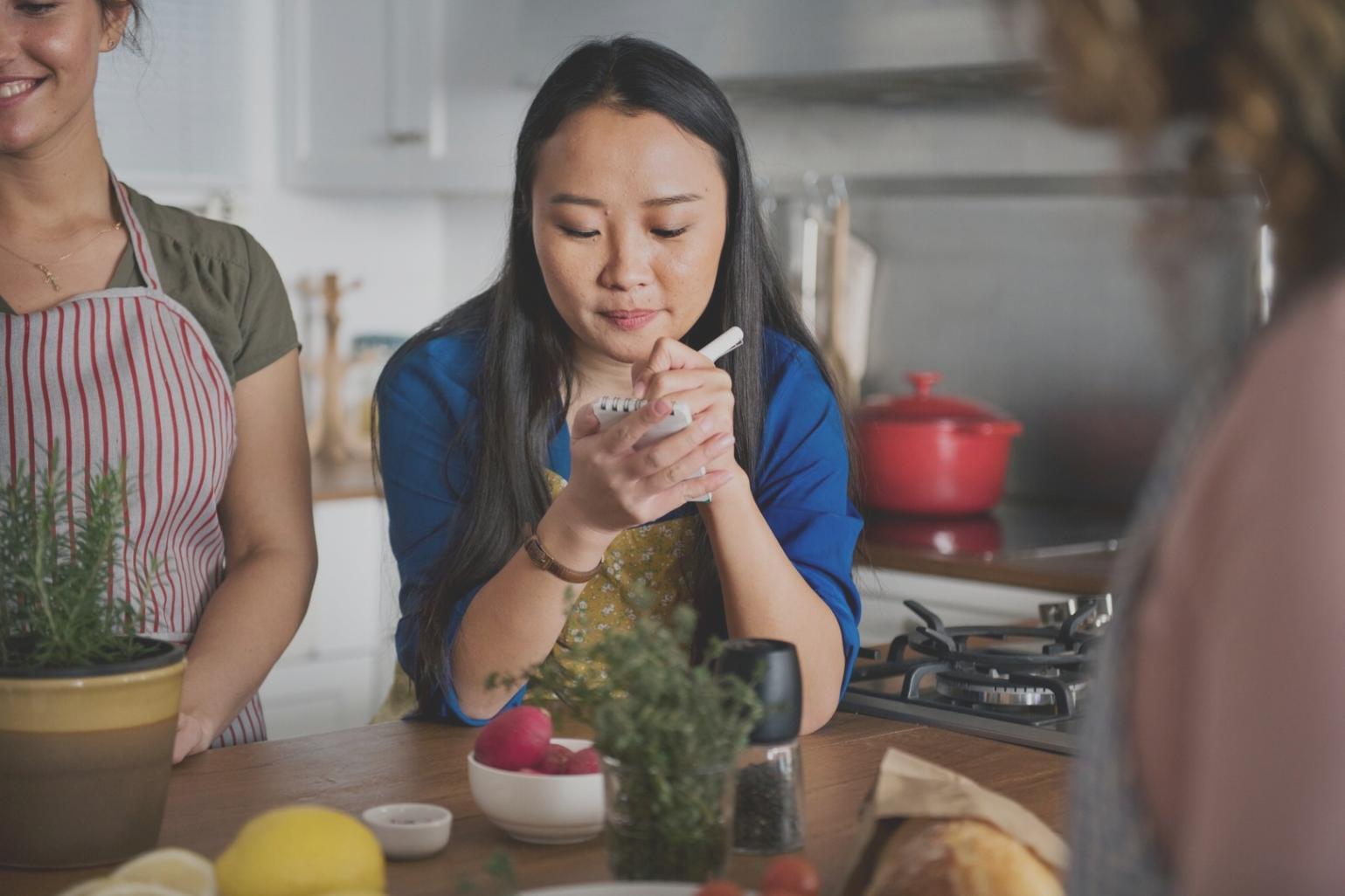 Teilnehmende beim praktischen Arbeiten mit Finanzdaten und Analysewerkzeugen